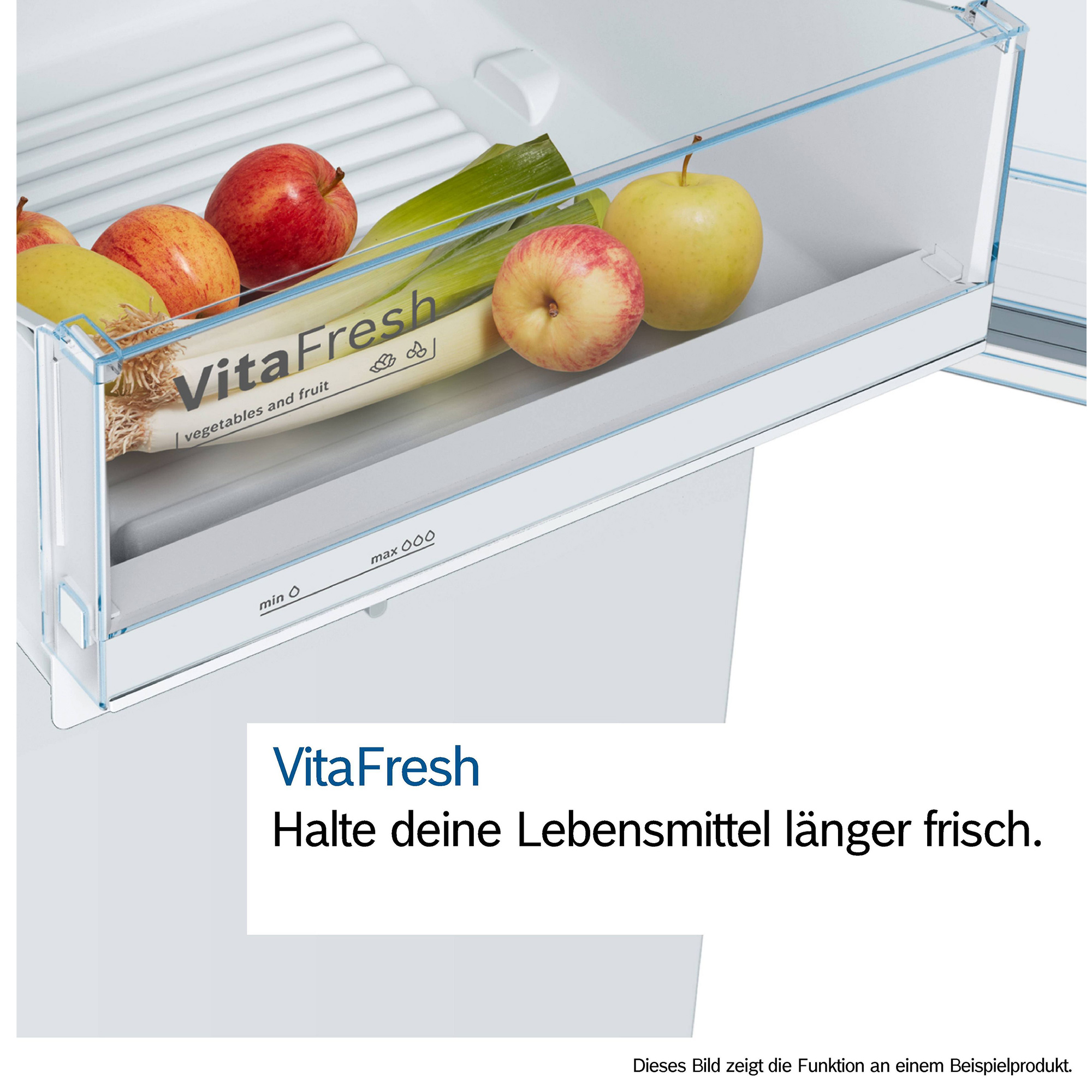 Ein offenes VitaFresh-Gemüsefach im Kühlschrank mit frischen Äpfeln und Lauch.