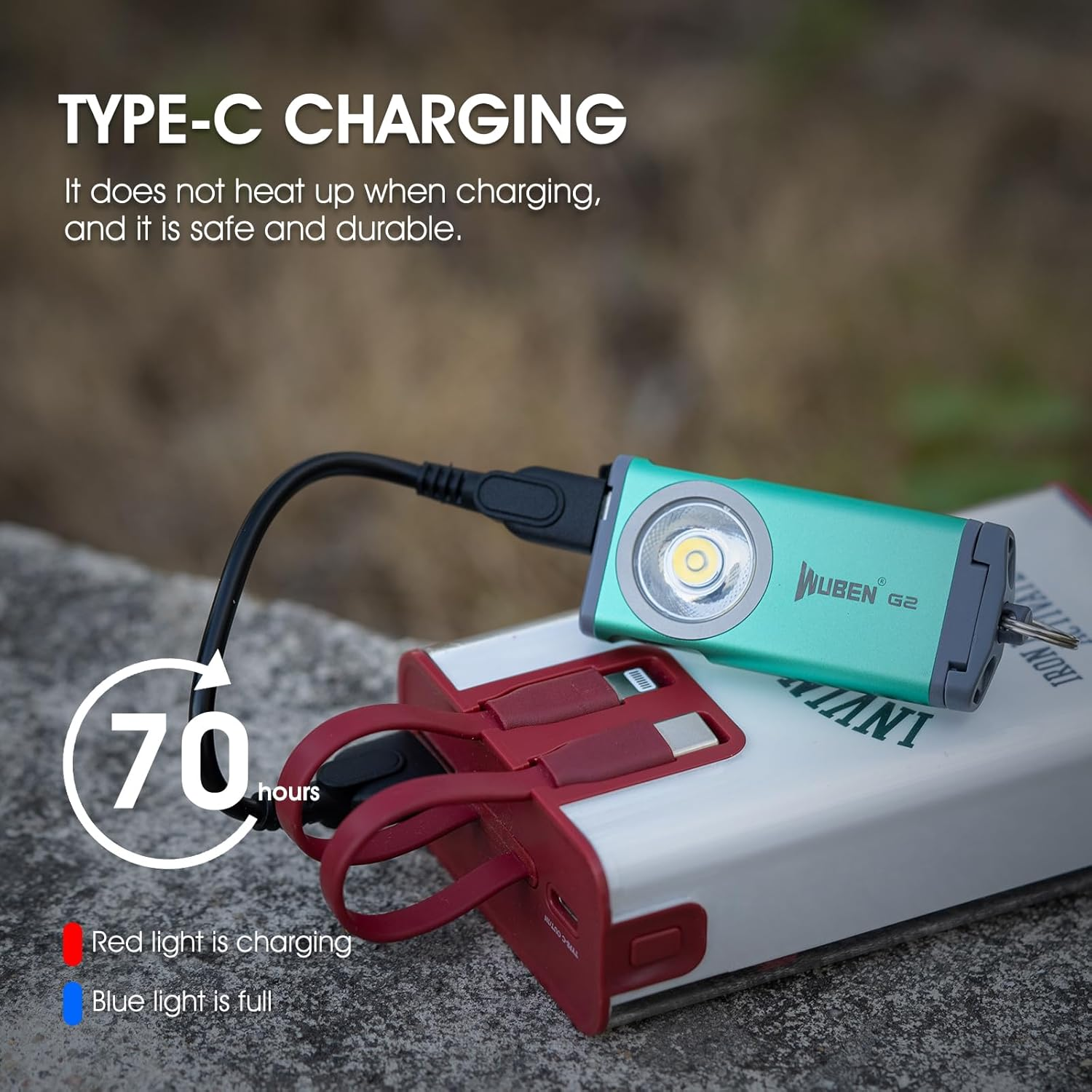 Eine grüne Wuben G2 Mini-Taschenlampe wird über ein Typ-C-Kabel von einer Powerbank aufgeladen.