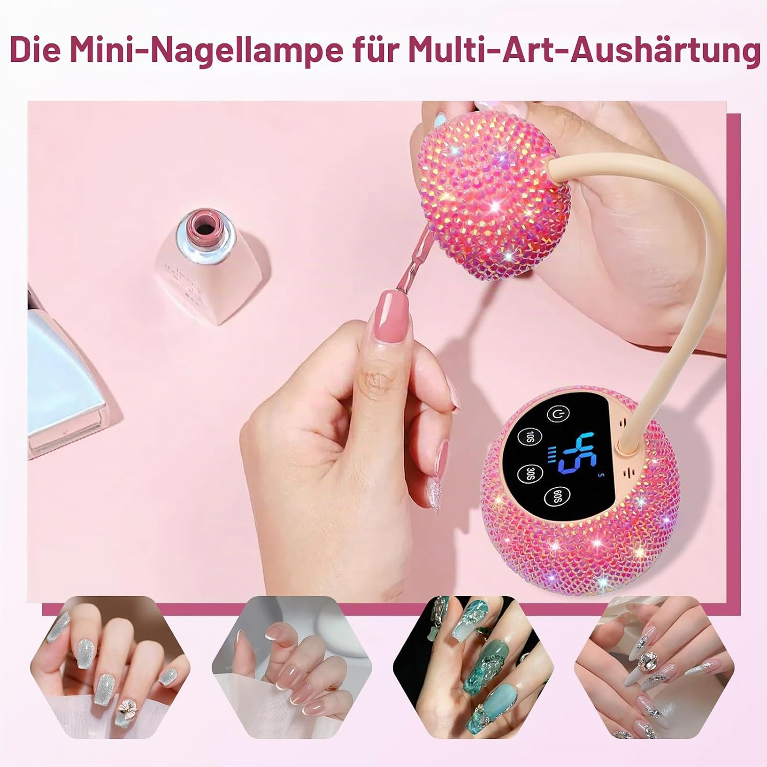 Eine glitzernde, pinke Mini-Nagellampe härtet lackierte Fingernägel aus, umgeben von Nagelbeispielen.