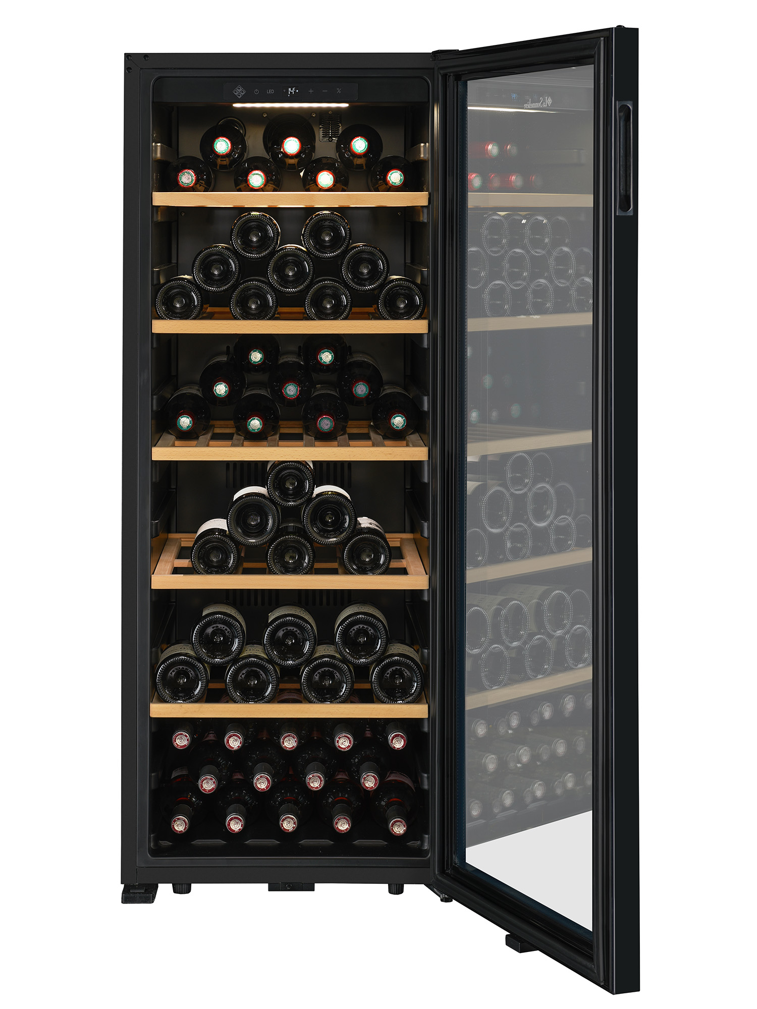 Un refrigerador de vinos alto y negro con puerta de vidrio está completamente abastecido con botellas.