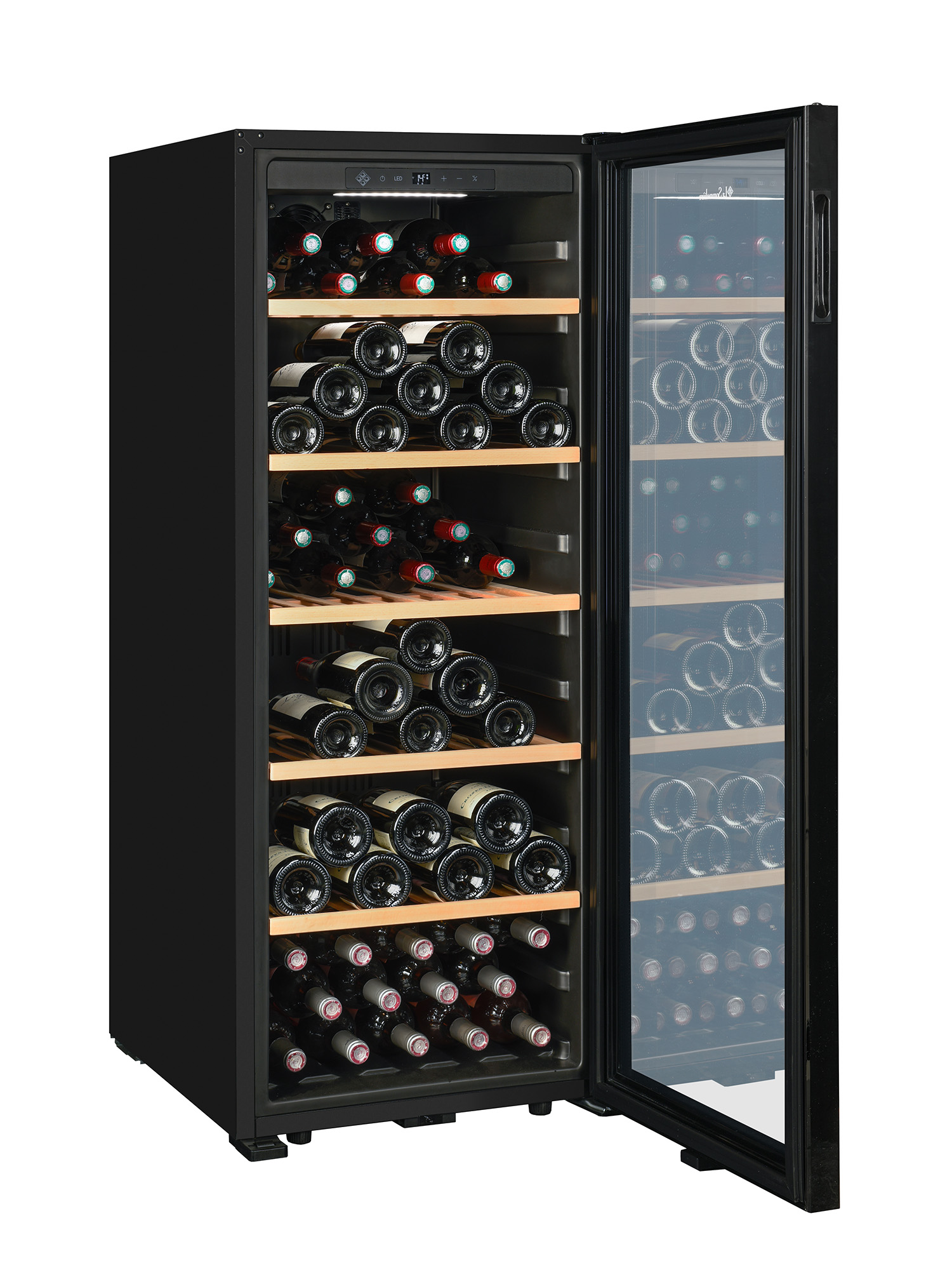 Un enfriador de vino negro con puerta de vidrio y estantes de madera llenos.