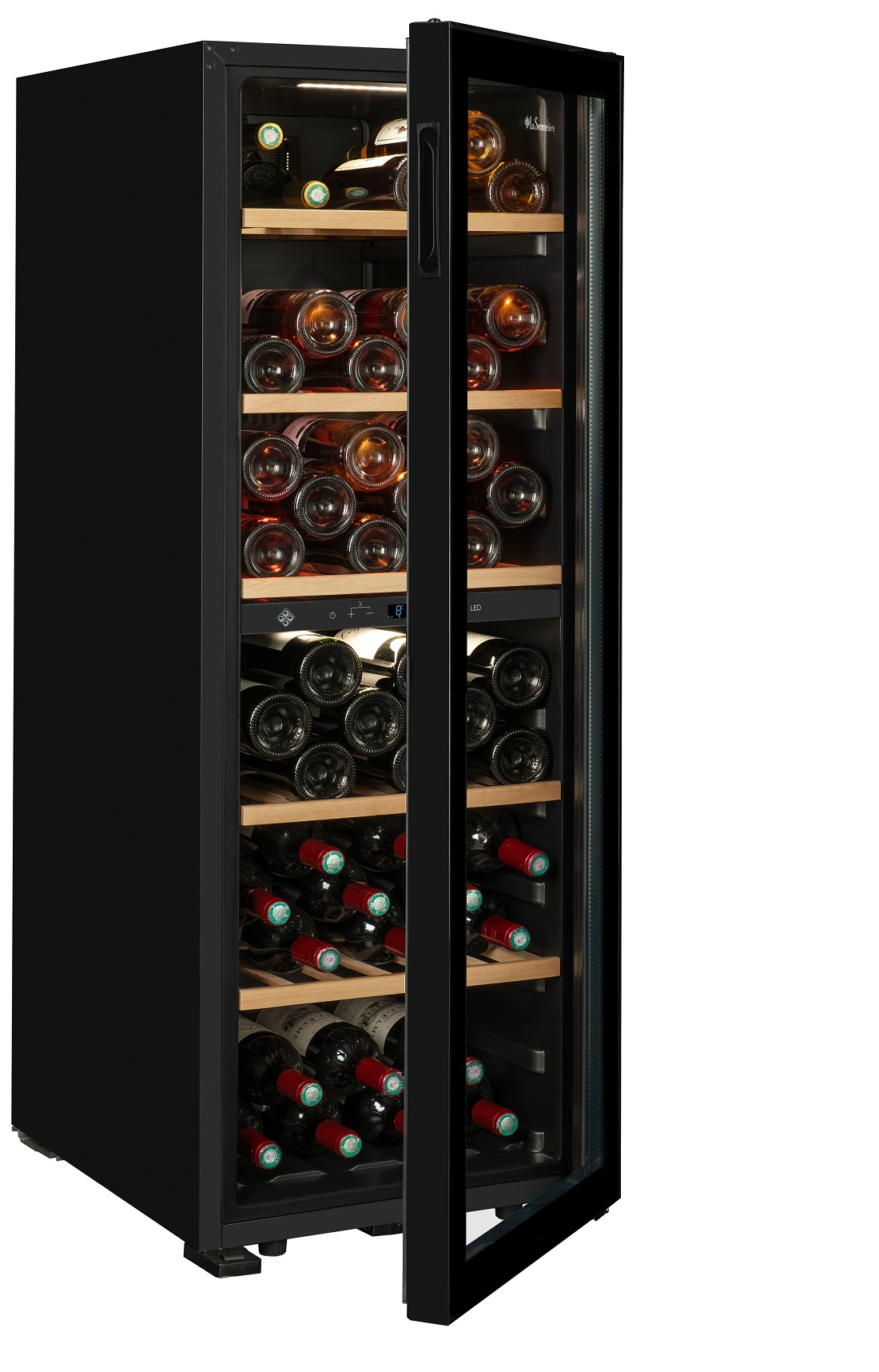 Vinoteca negra con puerta de cristal y estantes de madera llenos.