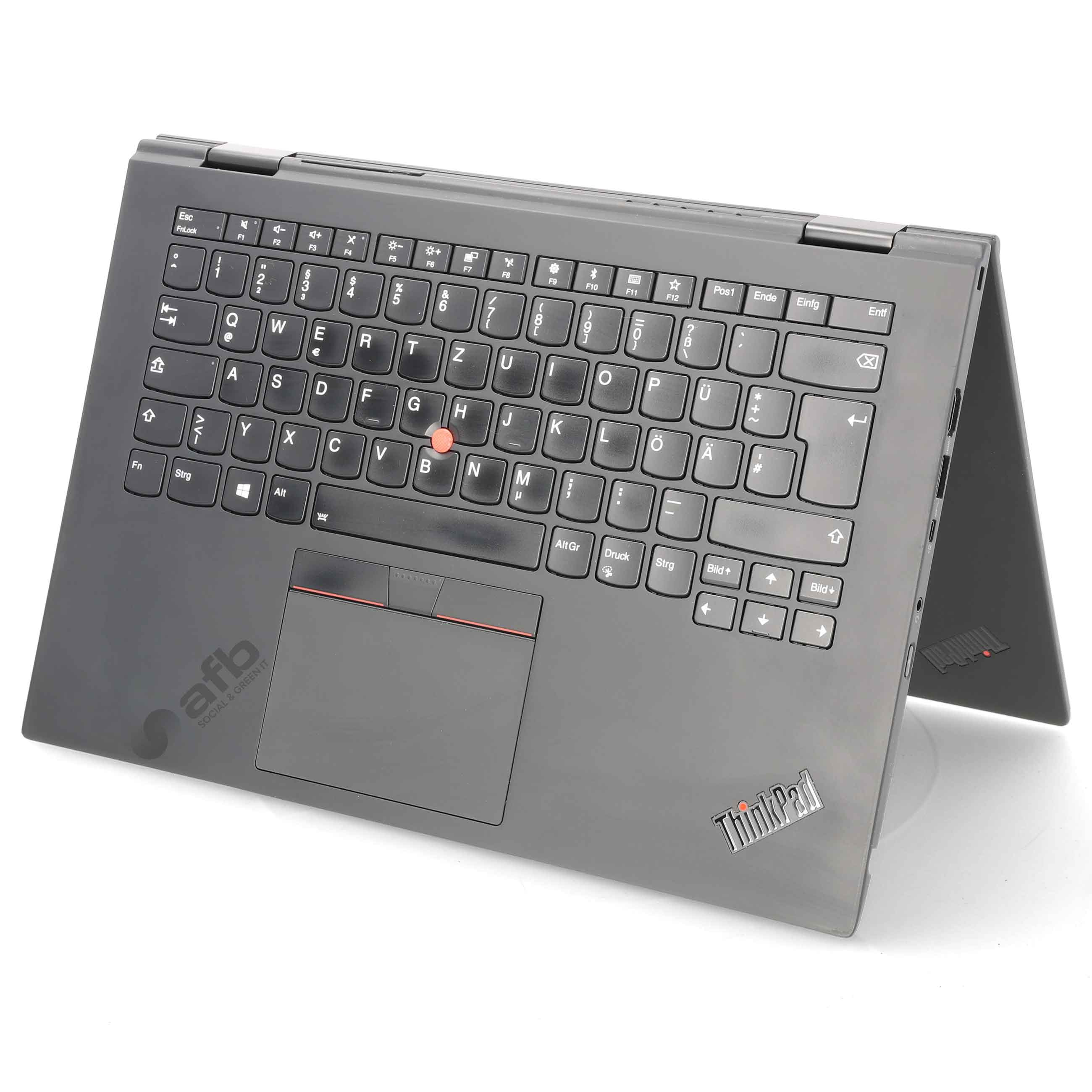 Ein graues ThinkPad Laptop steht in Zeltposition auf weißem Hintergrund und zeigt seine deutsche QWERTZ-Tastatur.