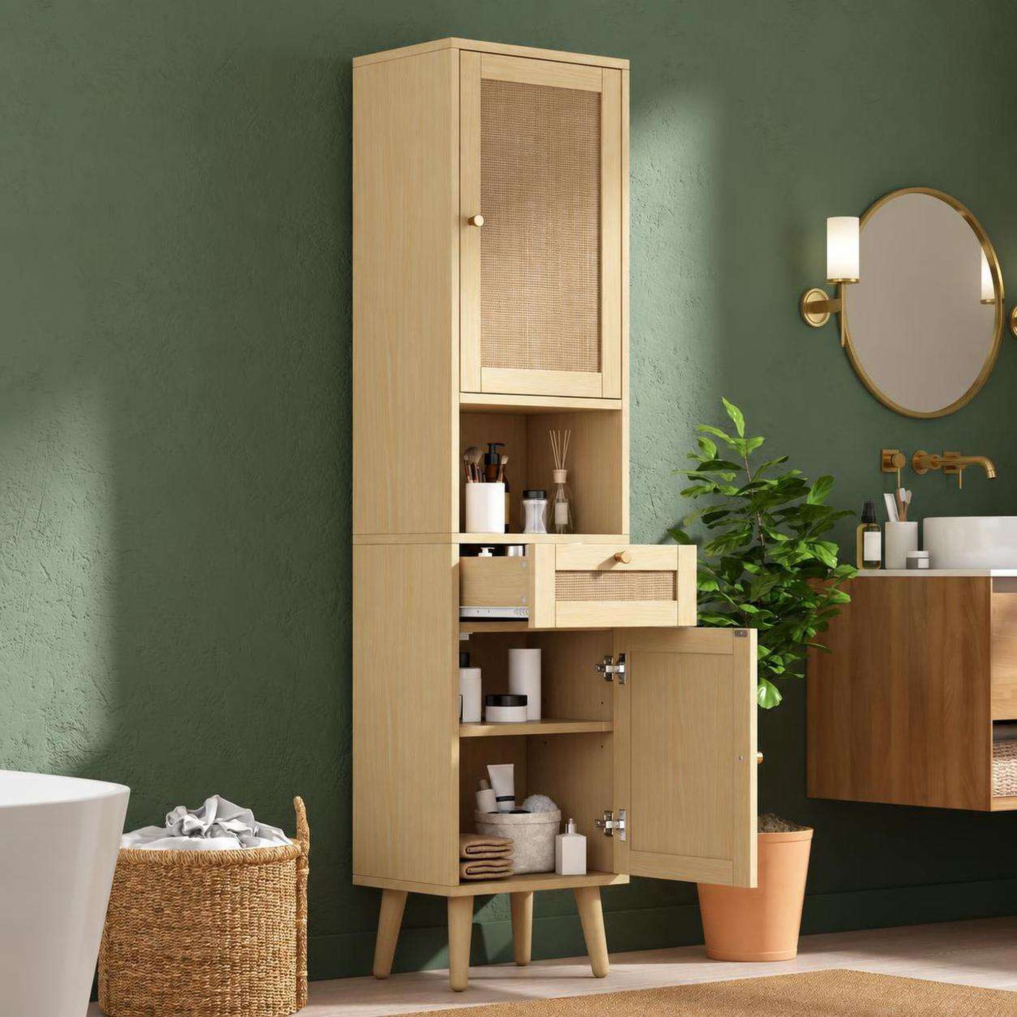 Ein heller Holz-Badschrank mit Rattandetails steht vor einer grünen Wand im Badezimmer.