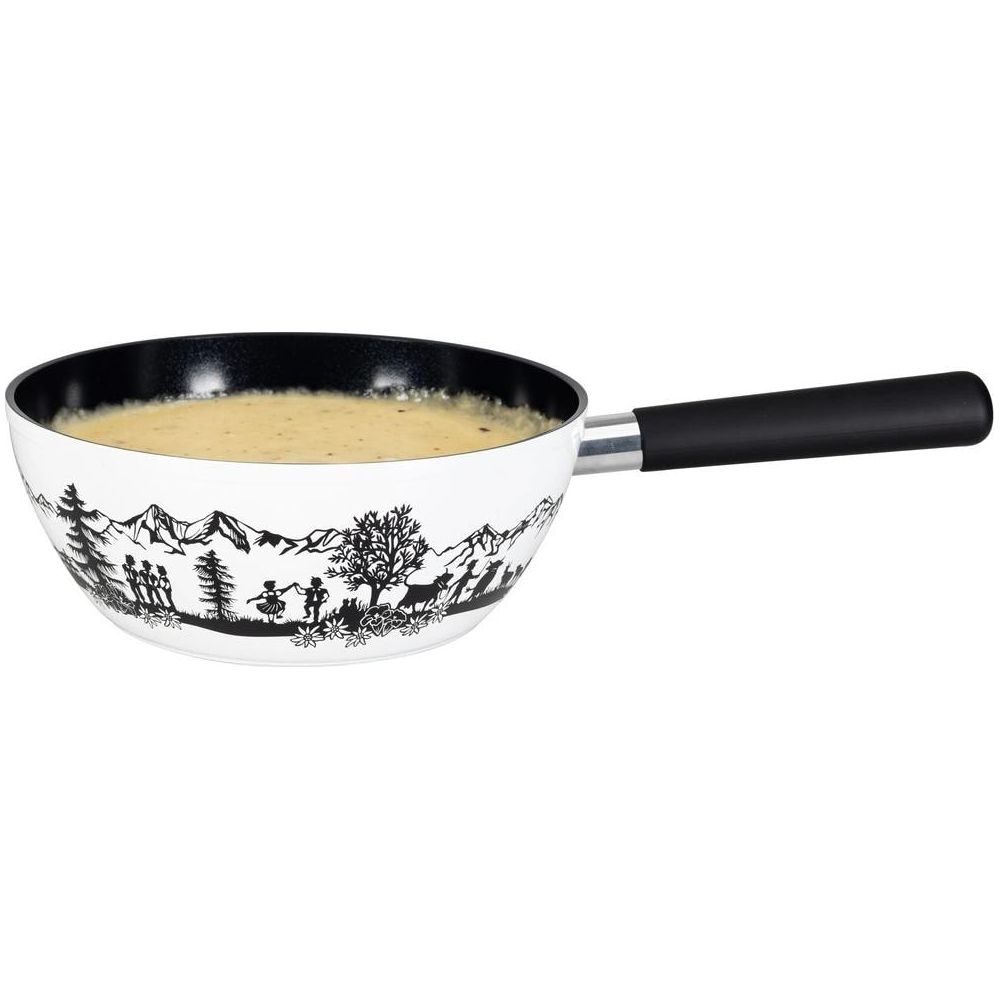 Eine weiße Stielkasserolle mit schwarzem Rand, gefüllt mit Suppe, zeigt Alpen-Szenen.