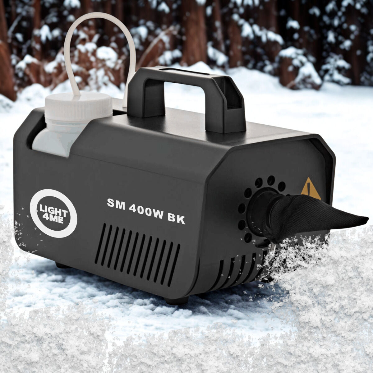 Eine schwarze Nebelmaschine mit der Aufschrift SM 400W BK steht vor verschneitem Hintergrund auf dem Boden.
