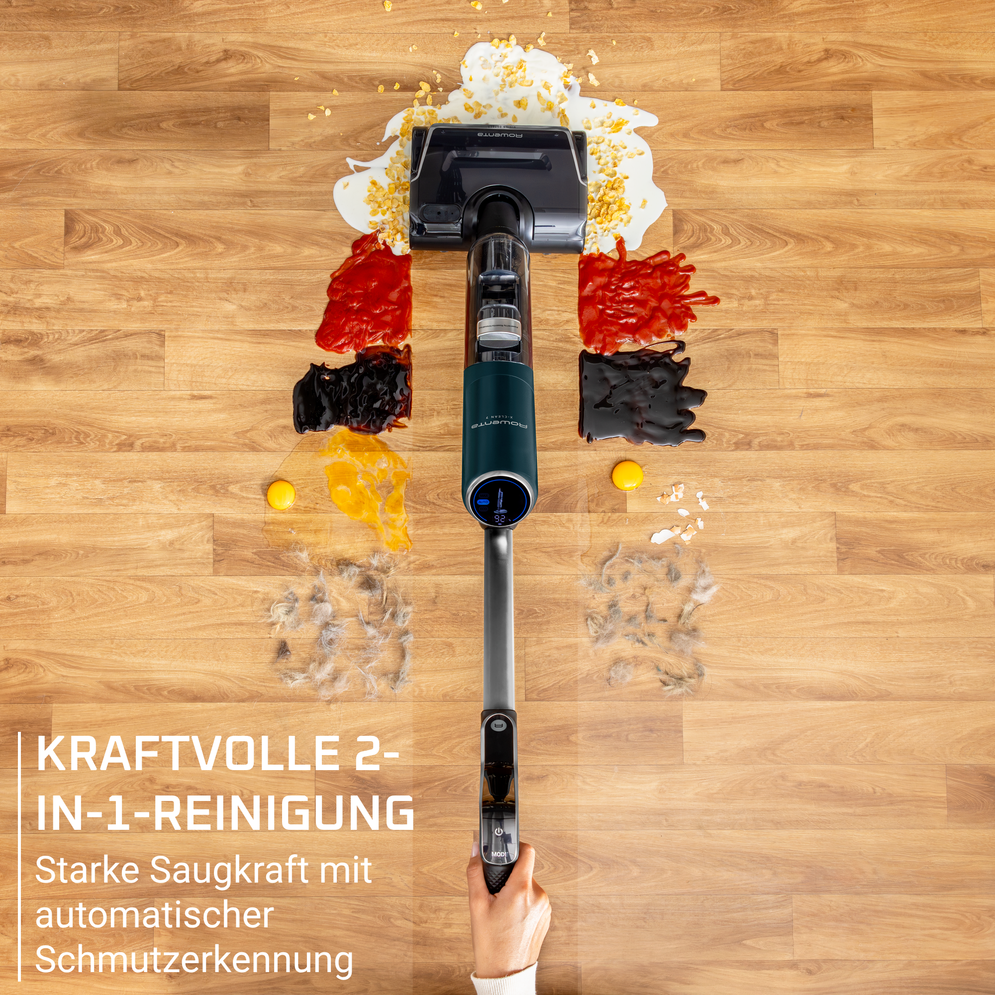 Ein Staubsauger reinigt Holzboden mit verschütteter Milch, Getreide, Ketchup und Schmutz.