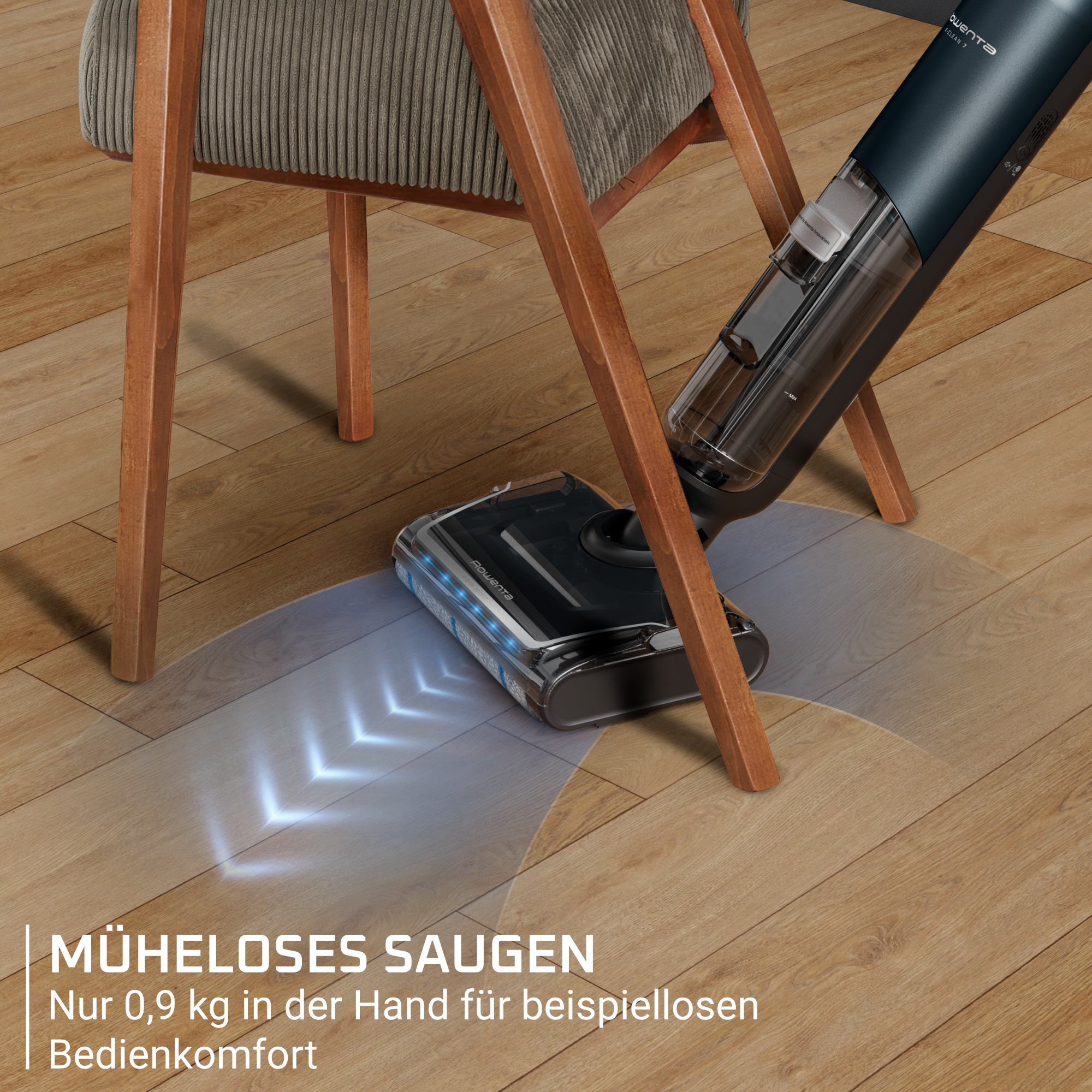 Ein kabelloser Staubsauger reinigt einen Holzboden unter einem Stuhl.