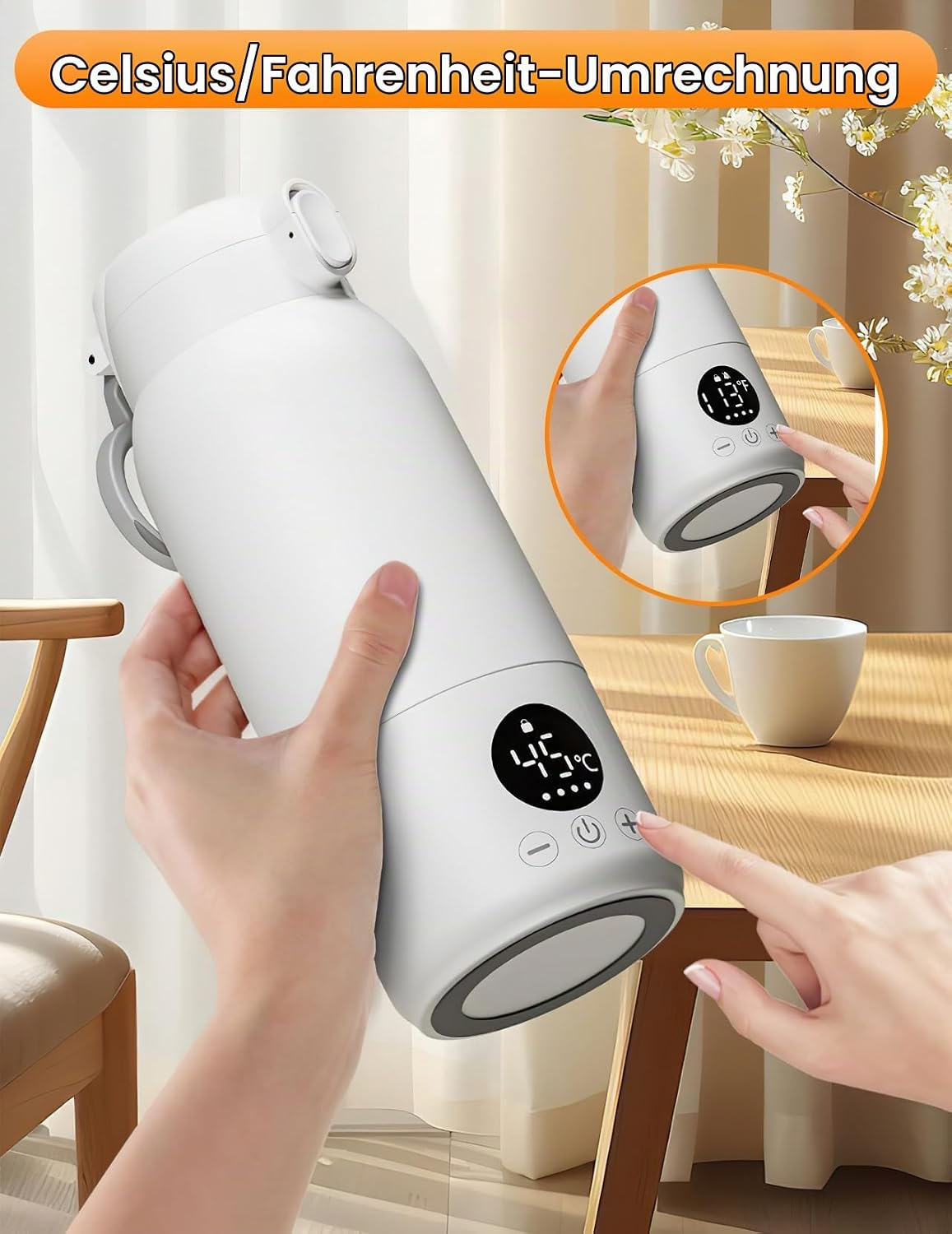 Eine Hand hält eine weiße Thermoskanne mit digitaler Temperaturanzeige, während eine andere Hand Tasten drückt.