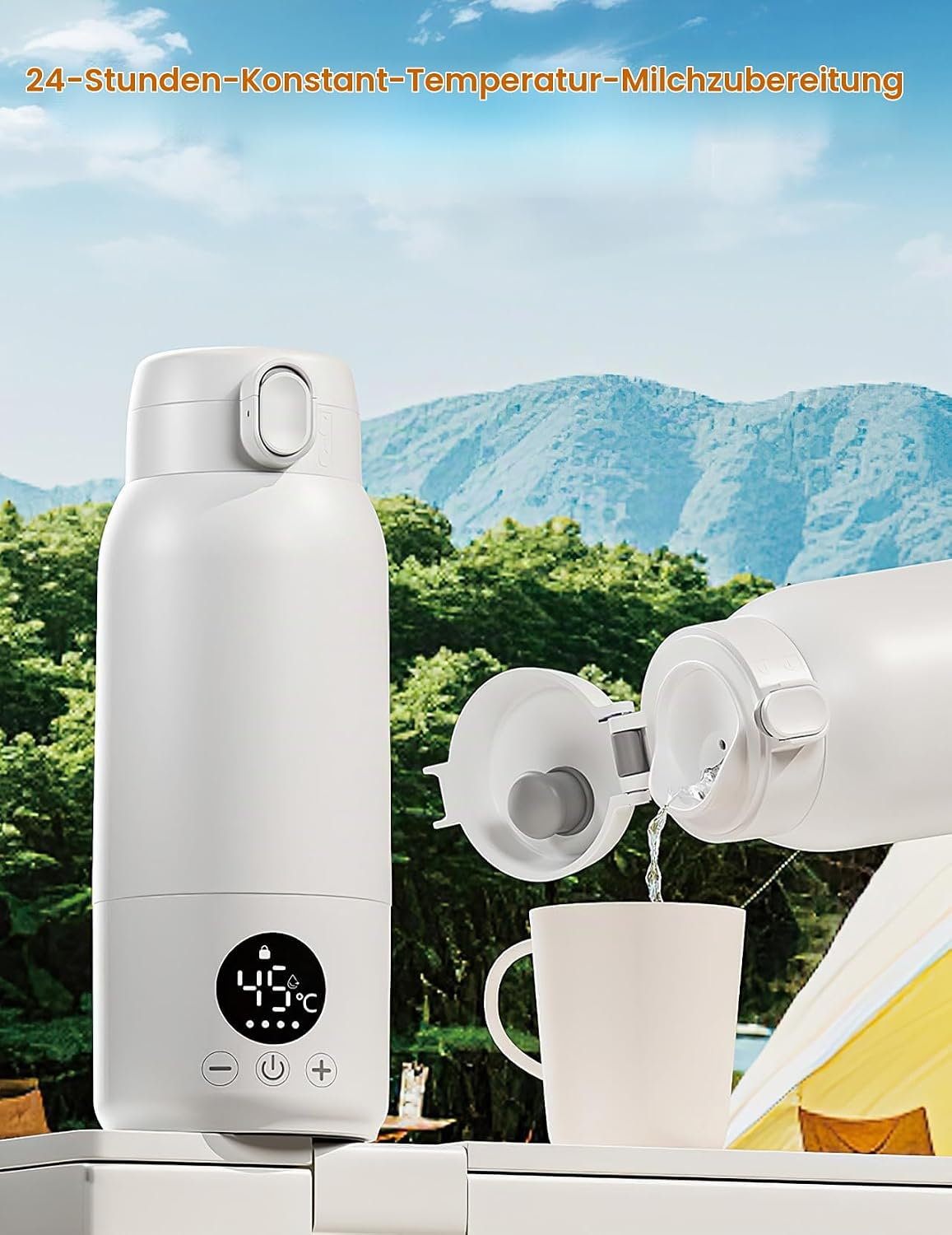 Eine weiße Thermosflasche mit Digitalanzeige gießt Wasser in eine Tasse vor einer Berglandschaft.