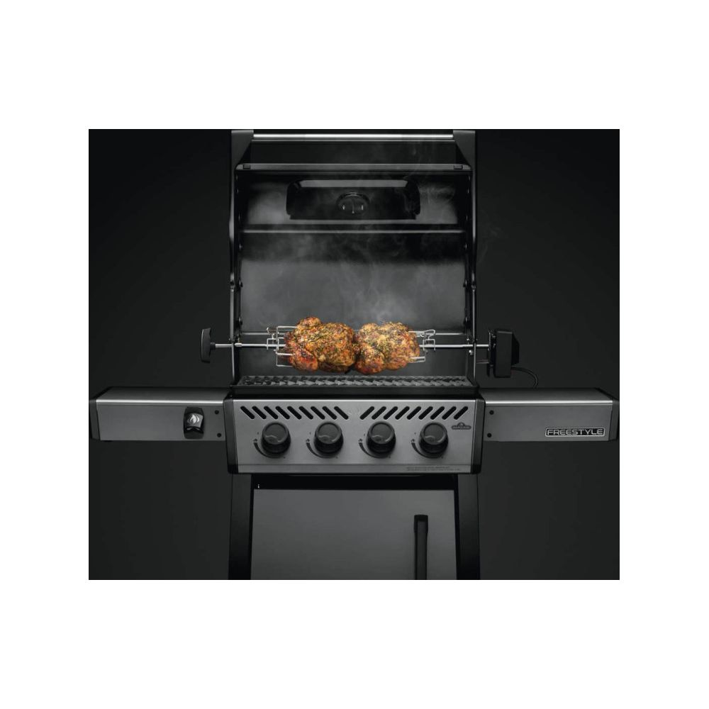 Ein geschlossener Gasgrill mit Drehspieß, auf dem Hähnchen braten, und vier Bedienknöpfen.