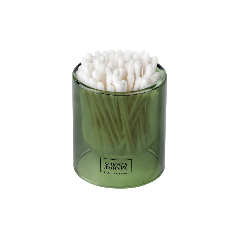 Un contenitore cilindrico di vetro verde pieno di cotton fioc bianchi, su sfondo bianco.