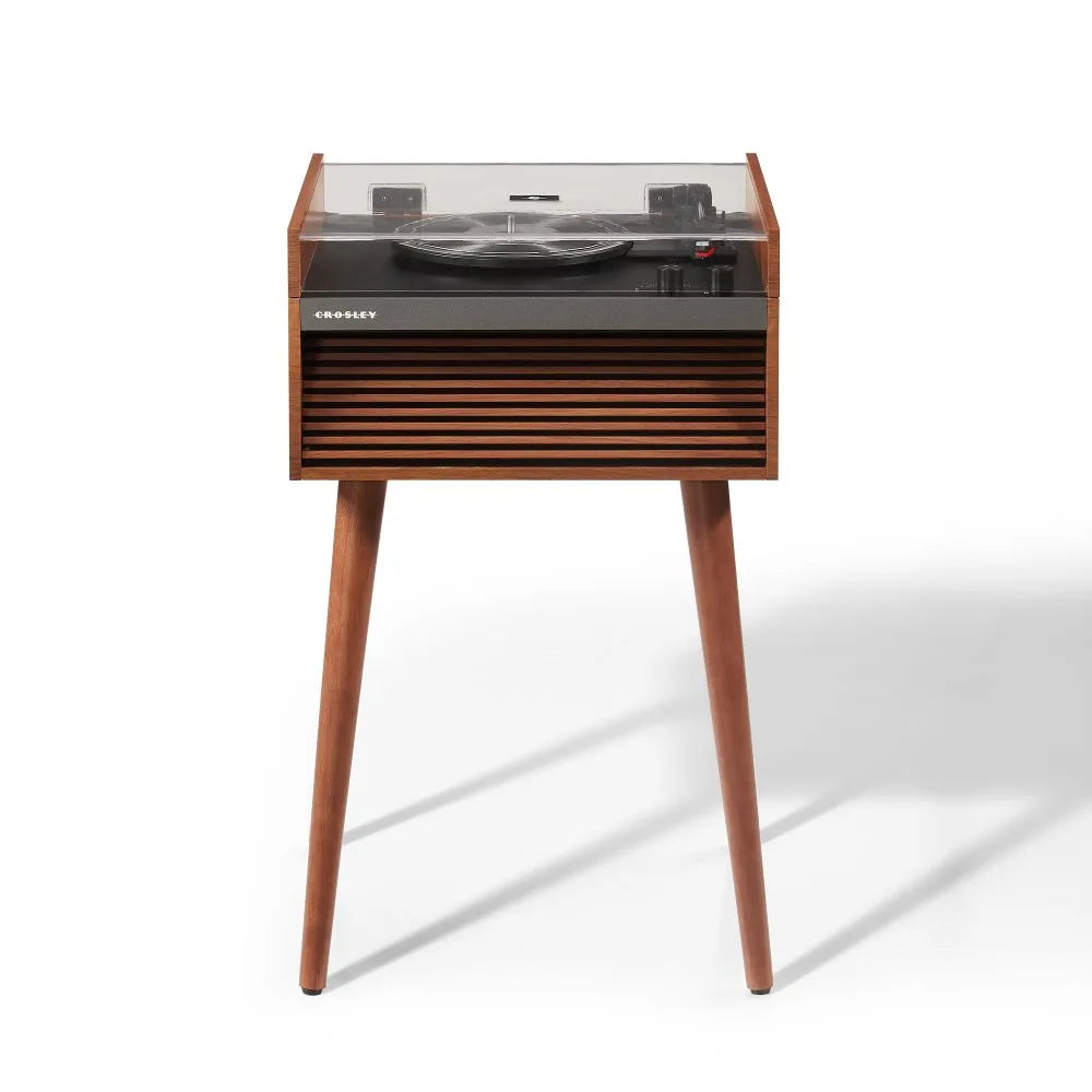 Moderner Crosley Plattenspieler auf einem Holzschrank mit vier konischen Beinen und Lamellenfront.
