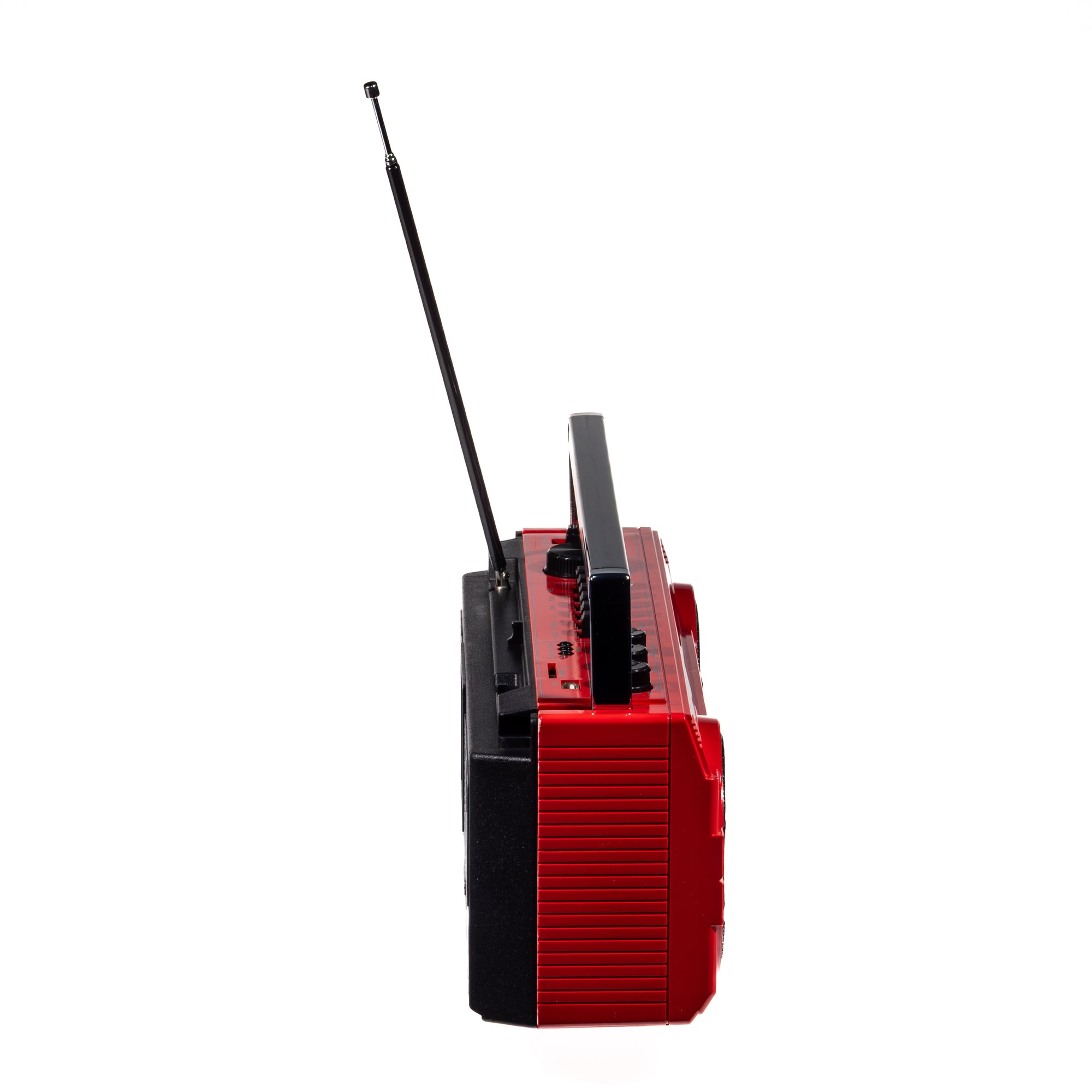 Ein roter und schwarzer Kassettenrekorder mit ausgefahrener Antenne auf weißem Hintergrund.