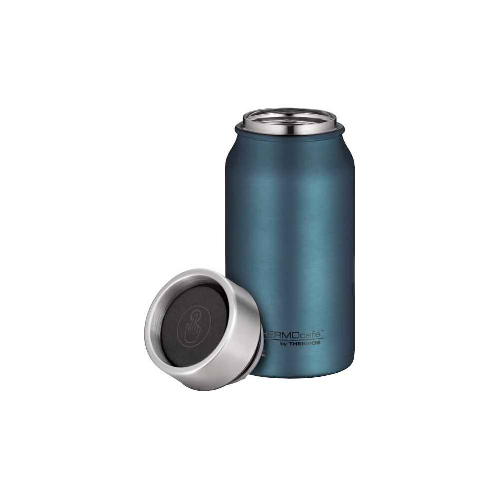 Eine blau-grüne Thermoflasche von Thermocafe mit abgeschraubtem Deckel auf weißem Hintergrund.