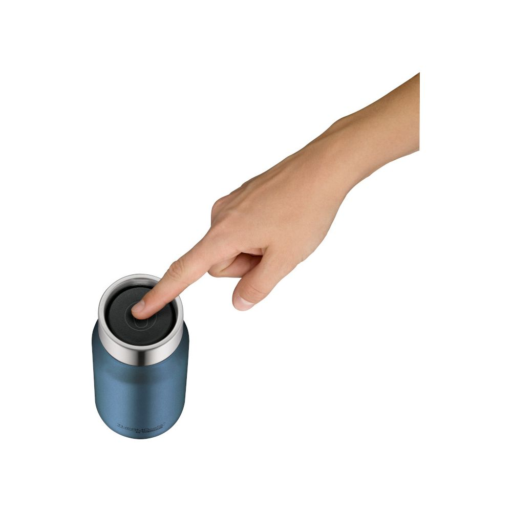Eine Hand drückt auf den schwarzen Deckel einer blauen Thermosflasche.