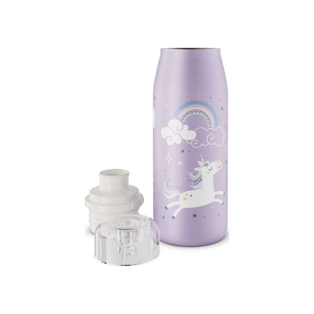 Eine lila Trinkflasche mit Einhorn-, Regenbogen- und Wolkenmotiv sowie dem abgenommenen weißen Verschluss.