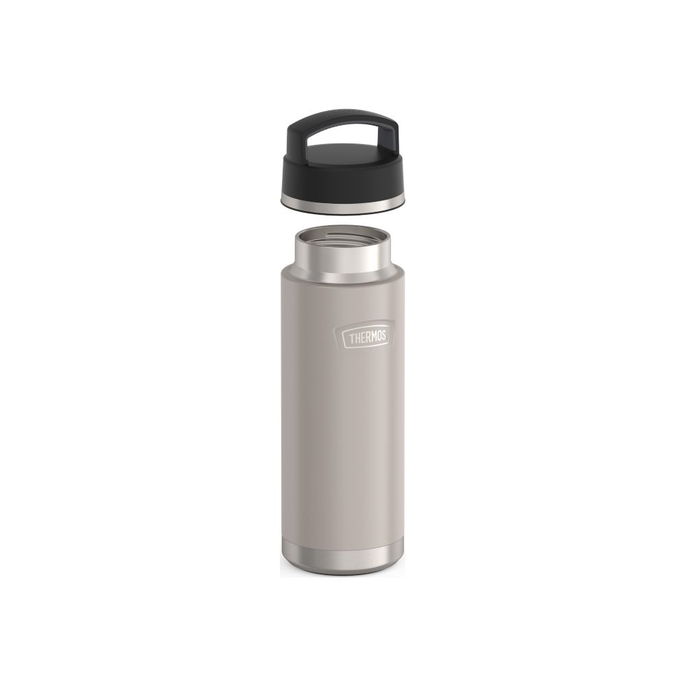 Eine graue Thermosflasche mit offenem schwarzen Deckel auf weißem Hintergrund.