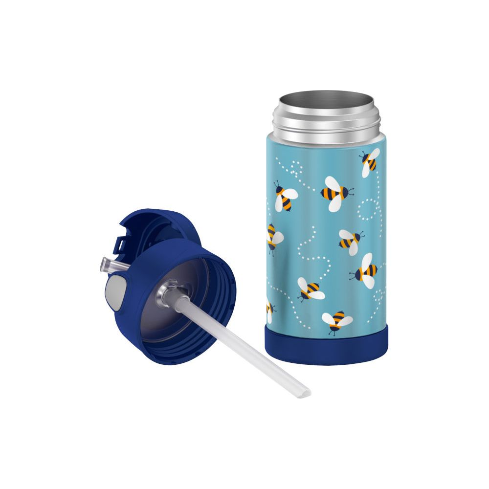 Blaue Thermosflasche mit Bienenmuster und offenem, blauem Deckel mit weißem Trinkhalm auf weißem Grund.