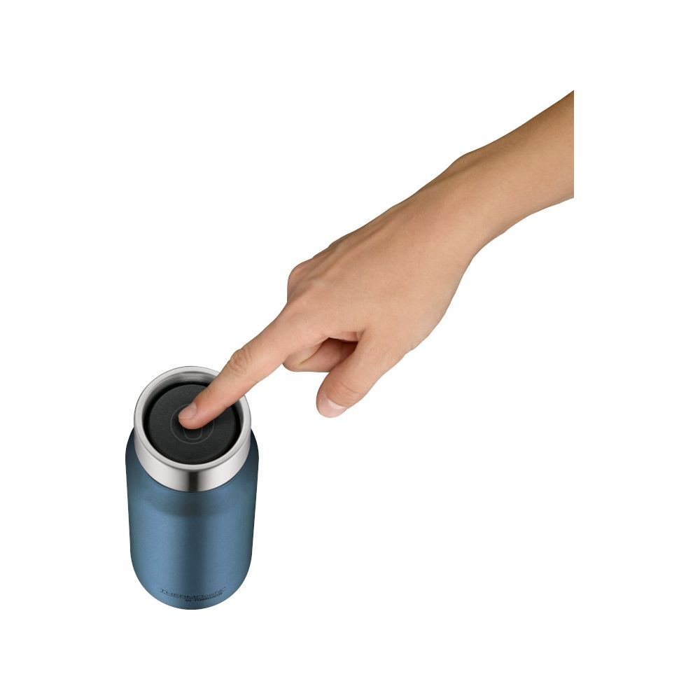 Eine Hand drückt auf den schwarzen Deckel einer blauen Thermoskanne auf weißem Hintergrund.
