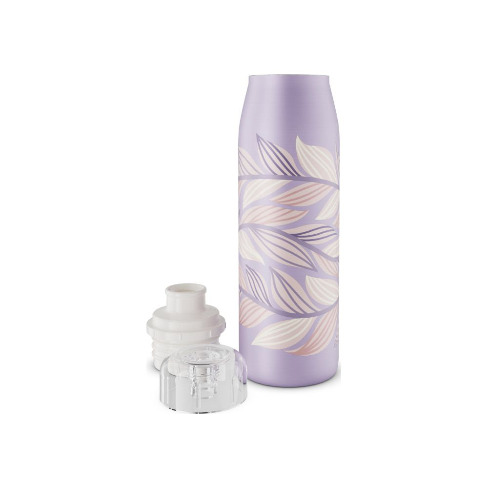 Eine violette Wasserflasche mit Blattmuster, daneben ein weißer und ein transparenter Deckel auf weißem Grund.
