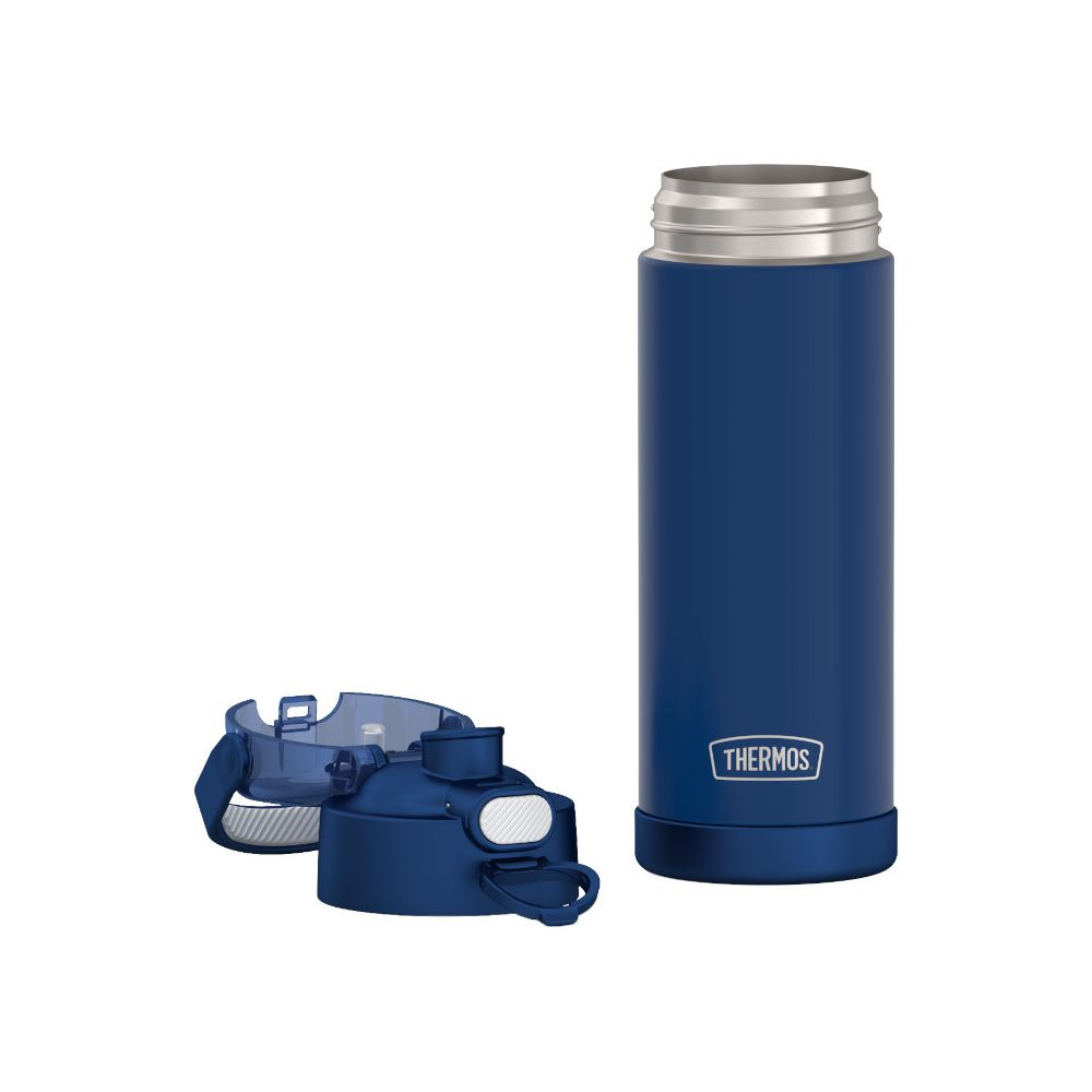 Eine blaue Thermos-Wasserflasche mit silbernem Gewindehals und abnehmbarem blauen Deckel auf weißem Hintergrund.