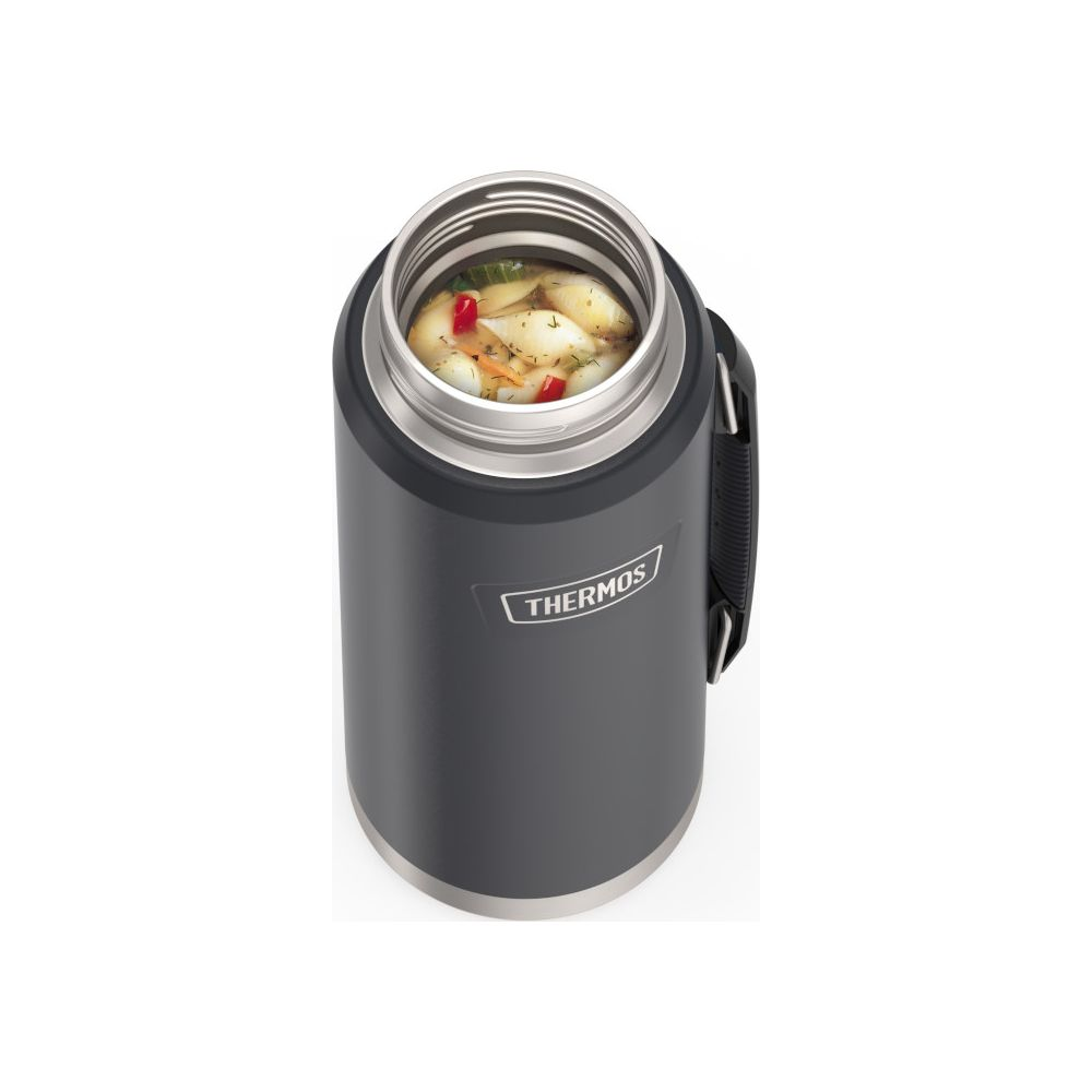 Eine offene, dunkelgraue Thermoskanne mit einem Griff und warmer Suppe im Inneren, isoliert auf weiÃem Hintergrund.