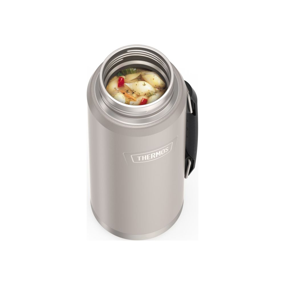 Eine offene, silberne Thermoskanne gefüllt mit Suppe, mit dem Thermos-Logo auf der Vorderseite.