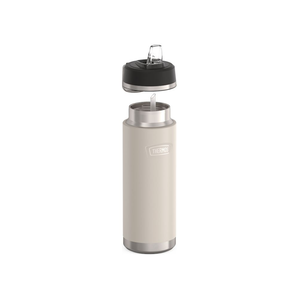 Eine beigefarbene Thermosflasche mit abgenommenem Deckel und integriertem Strohhalm auf weißem Hintergrund.