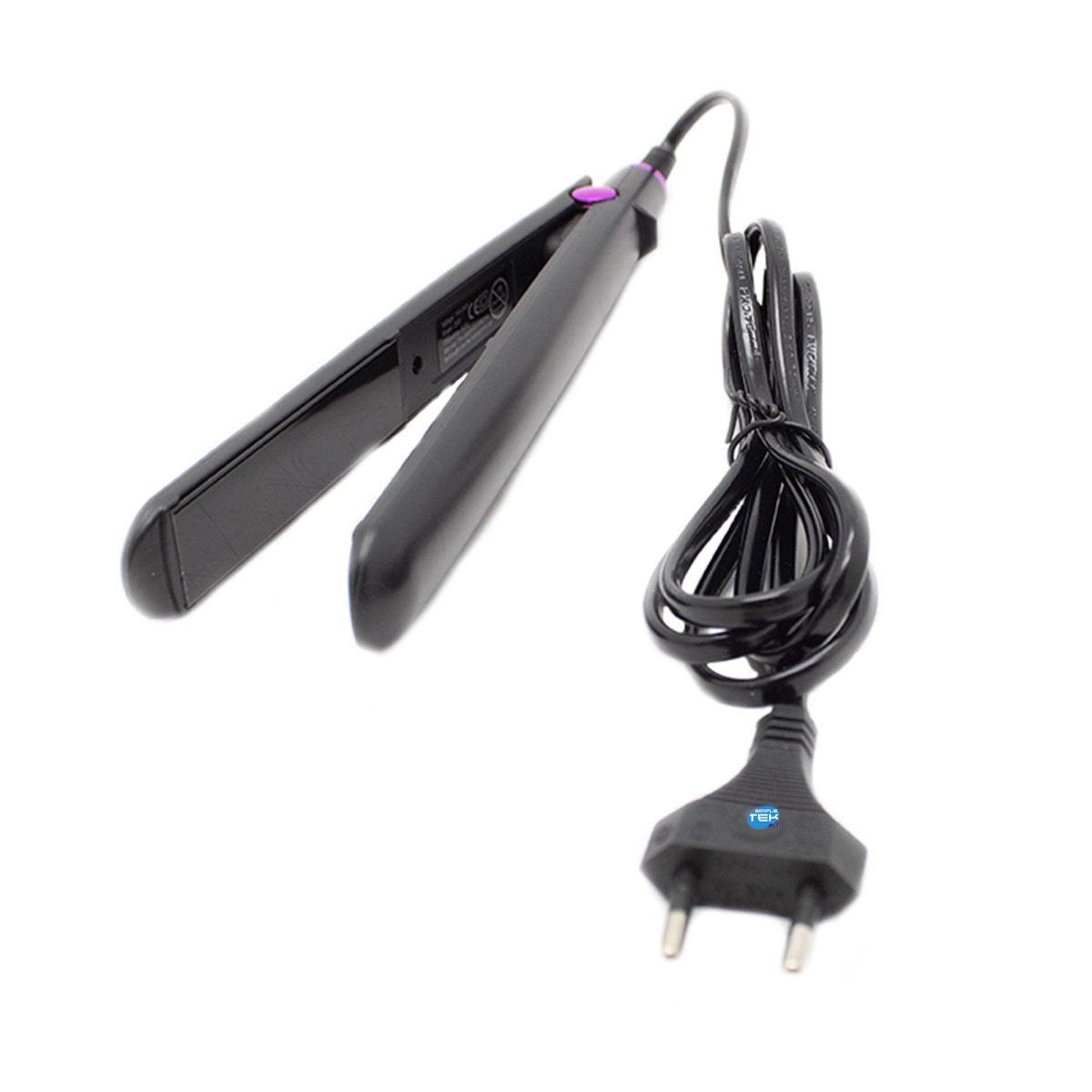 Una piastra per capelli nera con un bottone viola, un cavo arrotolato e una spina su sfondo bianco.