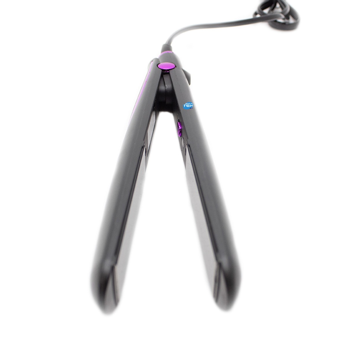 Piastra per capelli nera con dettagli viola e cavo di alimentazione su sfondo bianco.