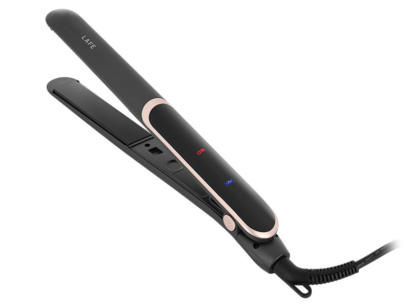 Una piastra per capelli nera con dettagli in oro rosa e display digitale su sfondo bianco.