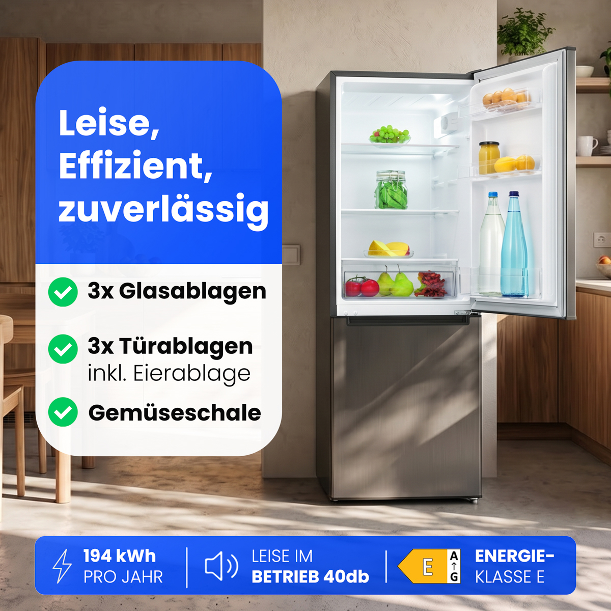 Ein offener silberner Kühlschrank in einer modernen Küche mit Lebensmitteln und Werbetexten.