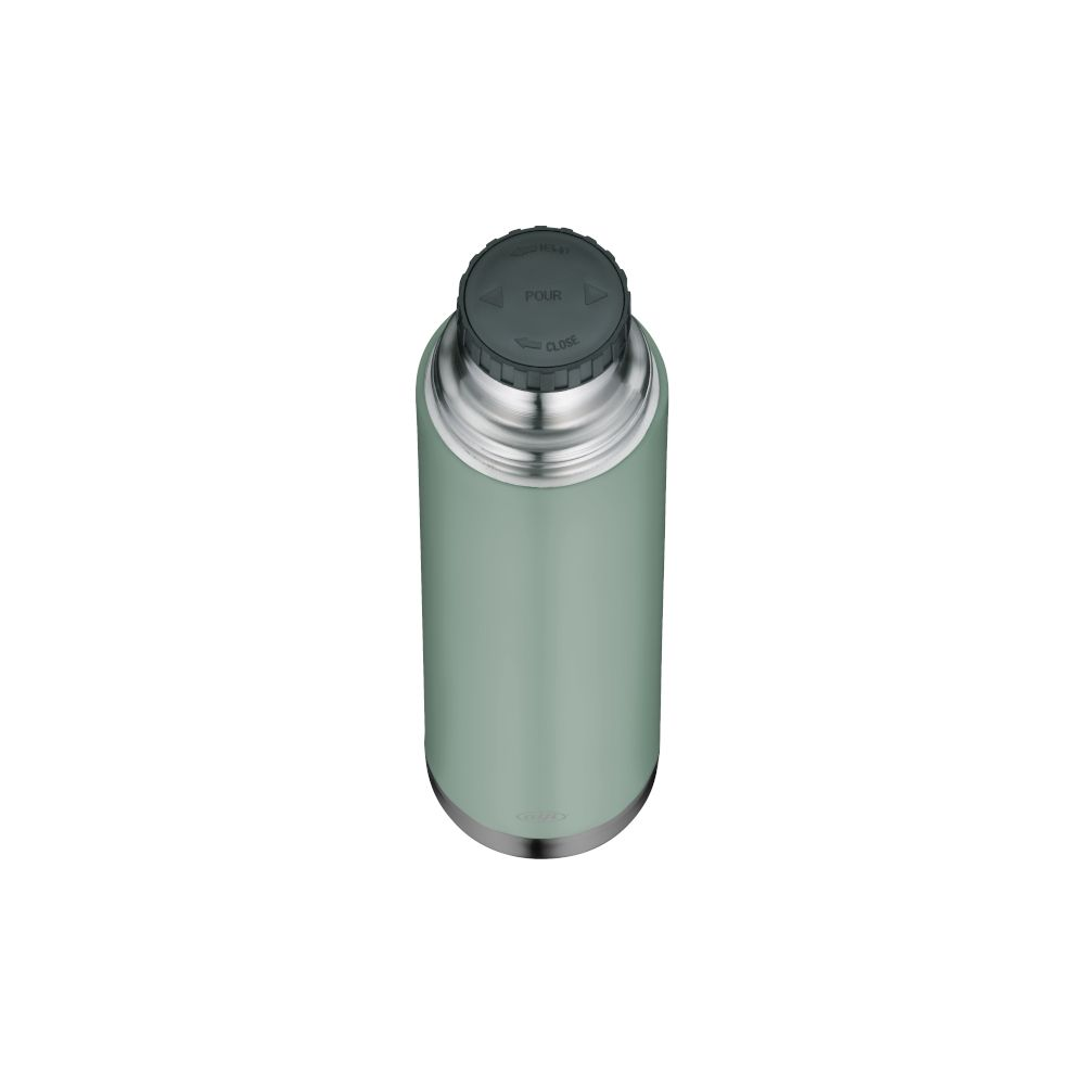 Eine matte, graugrüne Thermoskanne mit silbeerner Basis und grauem Verschluss auf weißem Hintergrund.