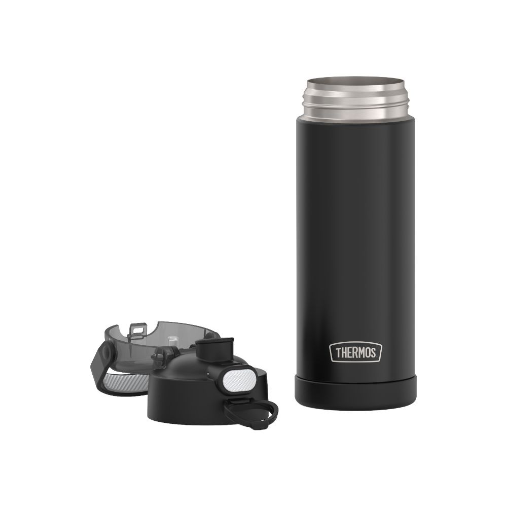Eine schwarze Thermosflasche mit offenem Deckel vor weißem Hintergrund.
