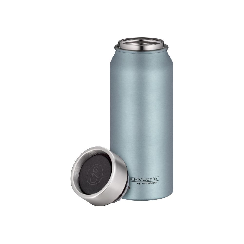 Eine graue Thermosflasche mit geöffnetem Deckel auf weißem Hintergrund.