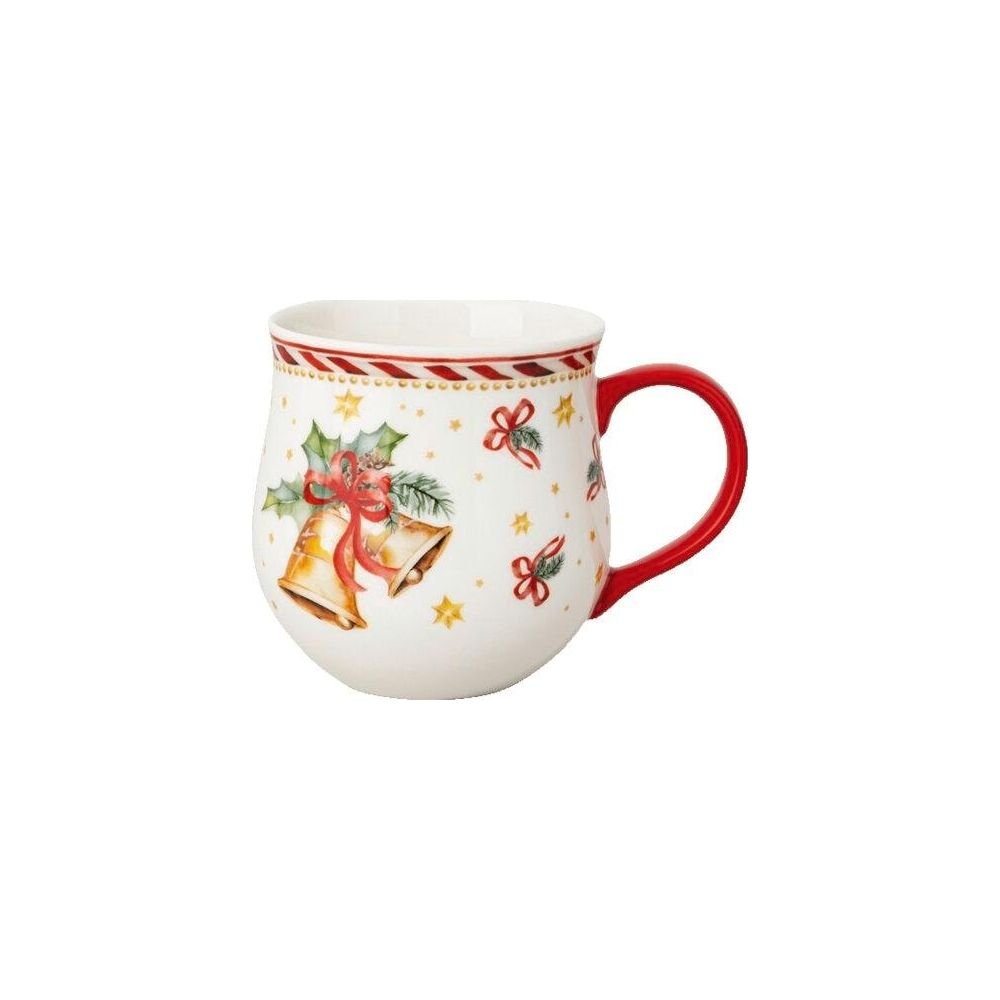 Weiße Weihnachtstasse mit rotem Henkel, goldenen Glocken, roten Schleifen, Tannenzweigen und kleinen goldenen Sternen.