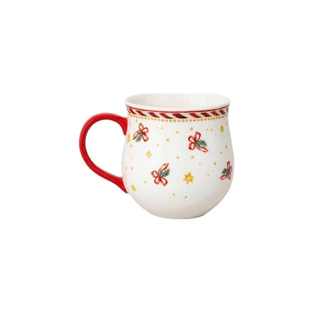 Eine weiße Keramik-Weihnachtstasse mit rotem Henkel, verziert mit roten Schleifen, Tannenzweigen und goldenen Sternen.