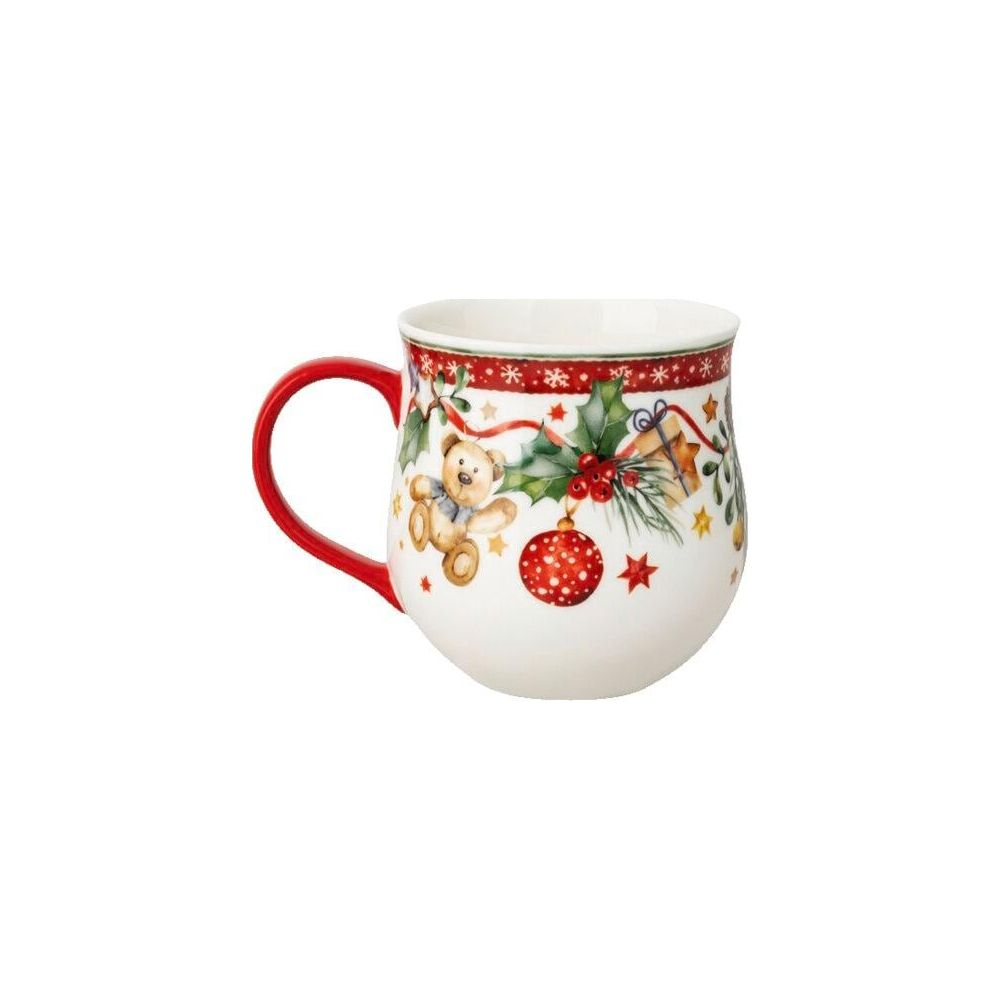 Eine weiße Weihnachtstasse mit rotem Henkel zeigt einen Bären, Stechpalmen und festliche Ornamente.