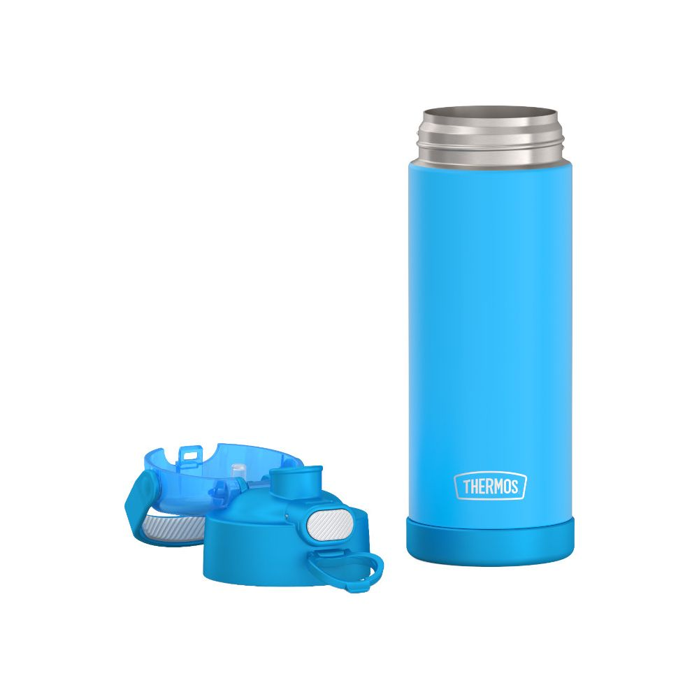 Blaue Thermosflasche mit geöffnetem Deckel auf weißem Hintergrund.