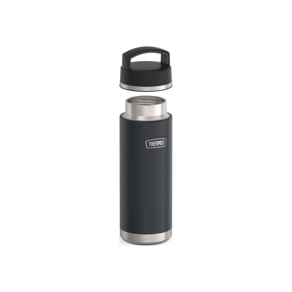 Eine schwarze Thermosflasche mit Edelstahlboden und abgenommenem schwarzem Deckel vor weißem Hintergrund.