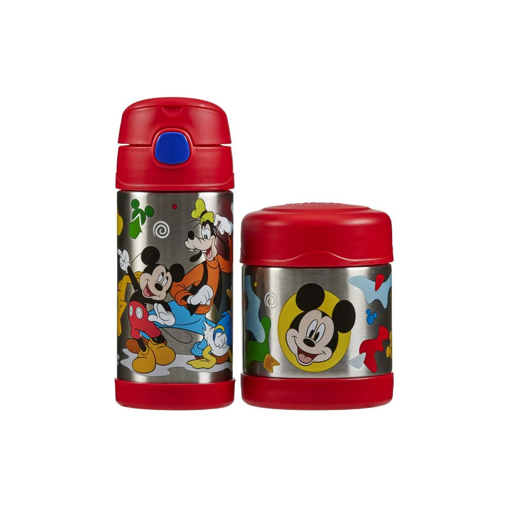 Eine rote Thermosflasche und ein Essbehälter aus Edelstahl mit Disney-Micky-Maus-Motiven auf weißem Hintergrund.