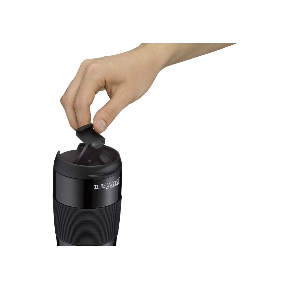Eine Hand öffnet den schwarzen Deckel eines Thermocafe-Thermobechers vor weißem Hintergrund.