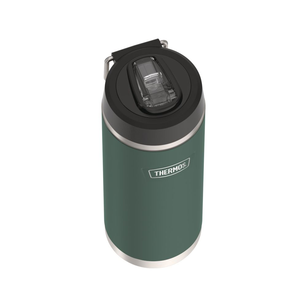 Eine grüne Thermosflasche mit schwarzem Deckel und silbernen Akzenten auf weißem Hintergrund.