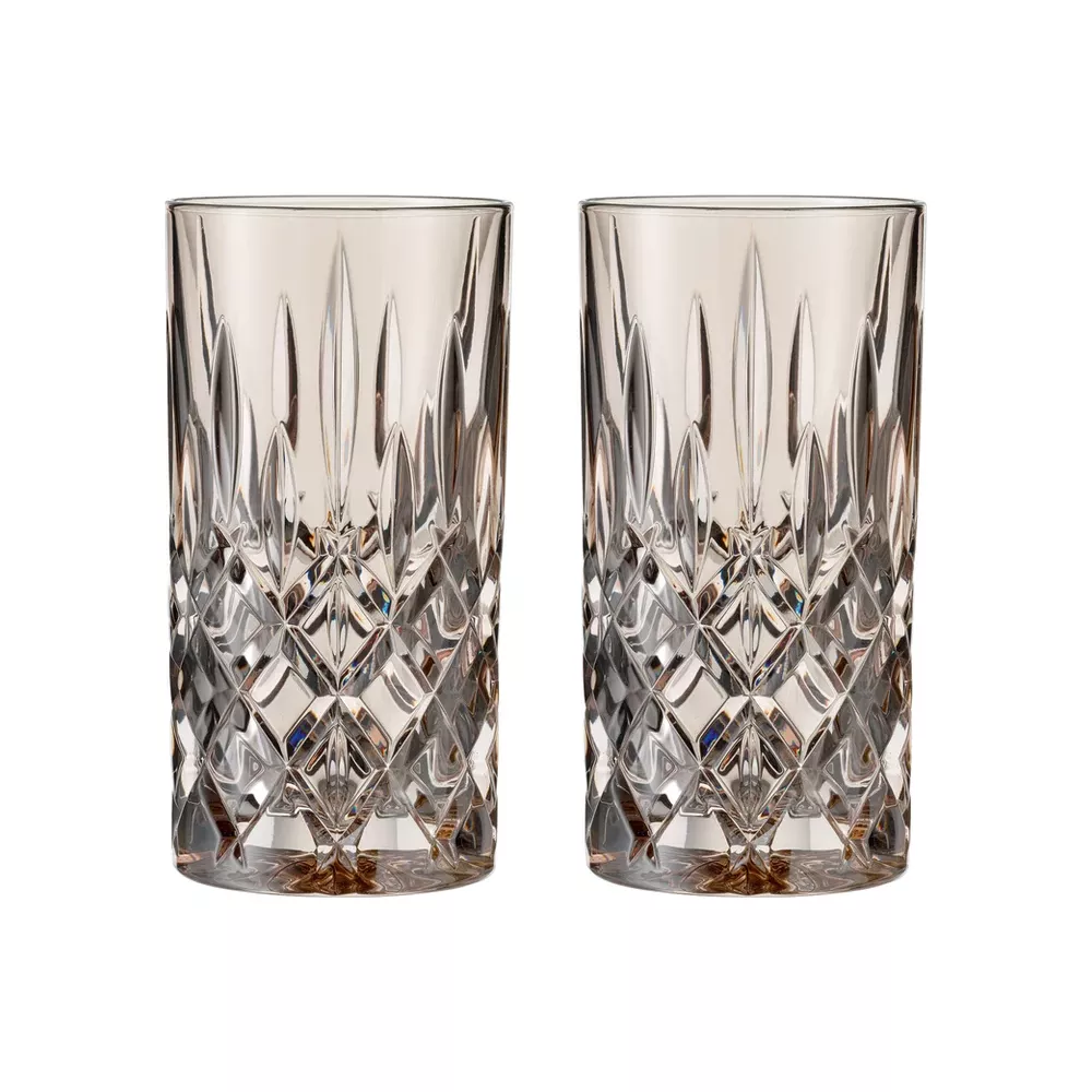 Zwei elegante, braun getönte Trinkgläser mit aufwendigem Diamant- und Blatt-Schliffmuster auf weißem Hintergrund.