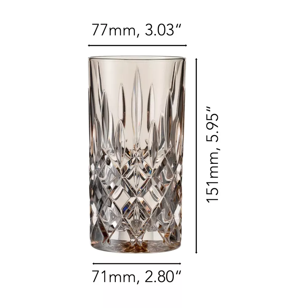 Ein rauchbraunes, facettiertes Glas mit Abmessungen: 77mm Durchmesser oben, 71mm unten, 151mm Höhe.