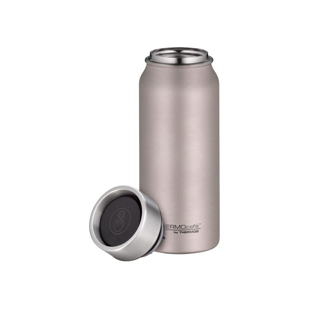 Eine rosafarbene Thermosflasche von Thermocafé steht aufrecht mit dem abgenommenen Verschlussdeckel davor.