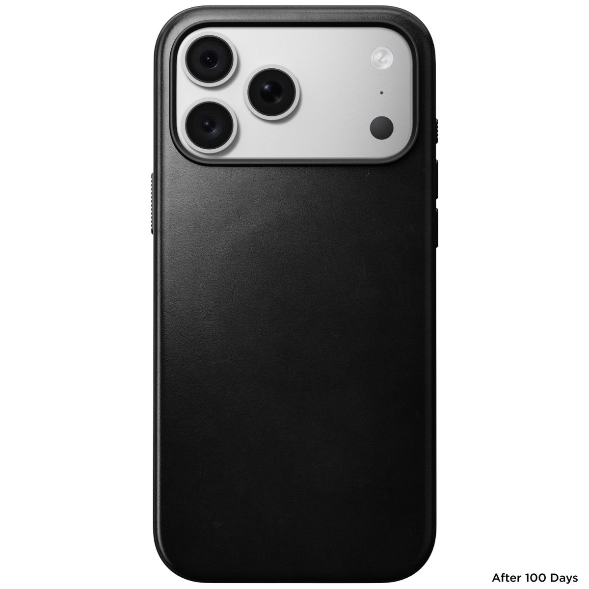 Eine schwarze Smartphone-Hülle mit einer silbernen Kamera-Insel mit drei Linsen auf weißem Hintergrund.