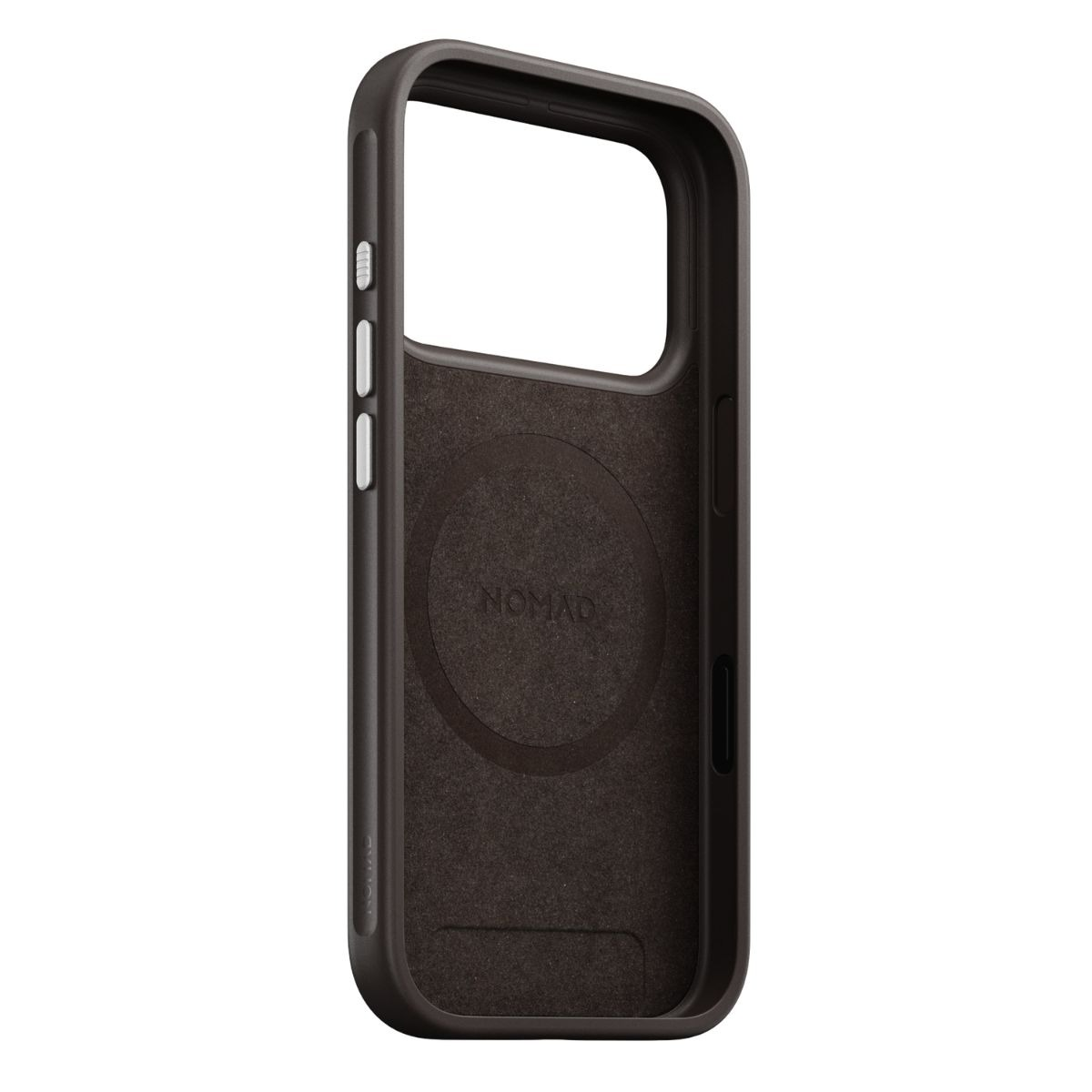 Eine schwarze Smartphone-Hülle mit rundem MagSafe-Logo und dem Wort Nomad auf der Innenseite vor weißem Hintergrund.