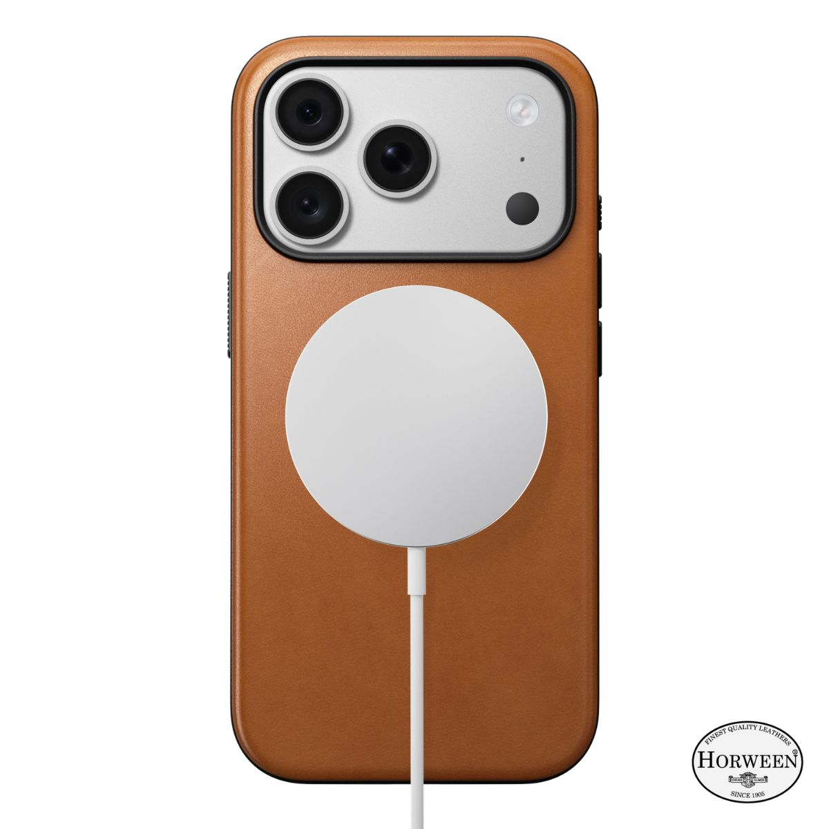 Ein Smartphone in brauner Lederhülle mit einem weißen magnetischen Wireless-Ladegerät auf der Rückseite.